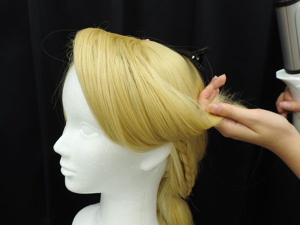 外の世界に憧れる塔の上のプリンセス風ヘアアレンジ